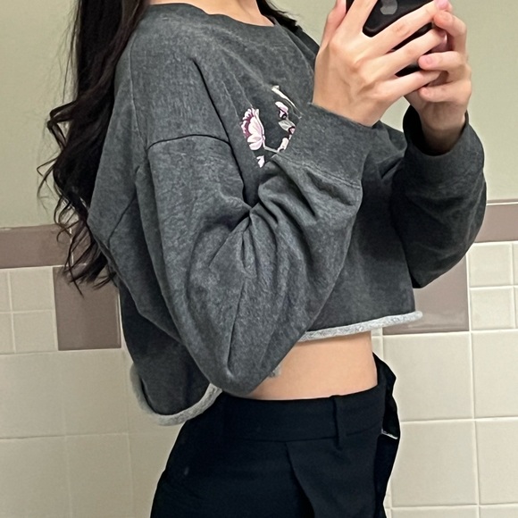 Rose Print Cropped Sweater - Picture 2 of 6